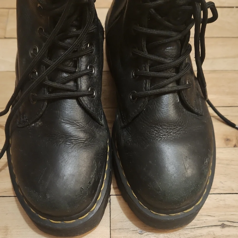Dr. Martens Black Ankle Boots with Cream Lining - Picture 2 of 16